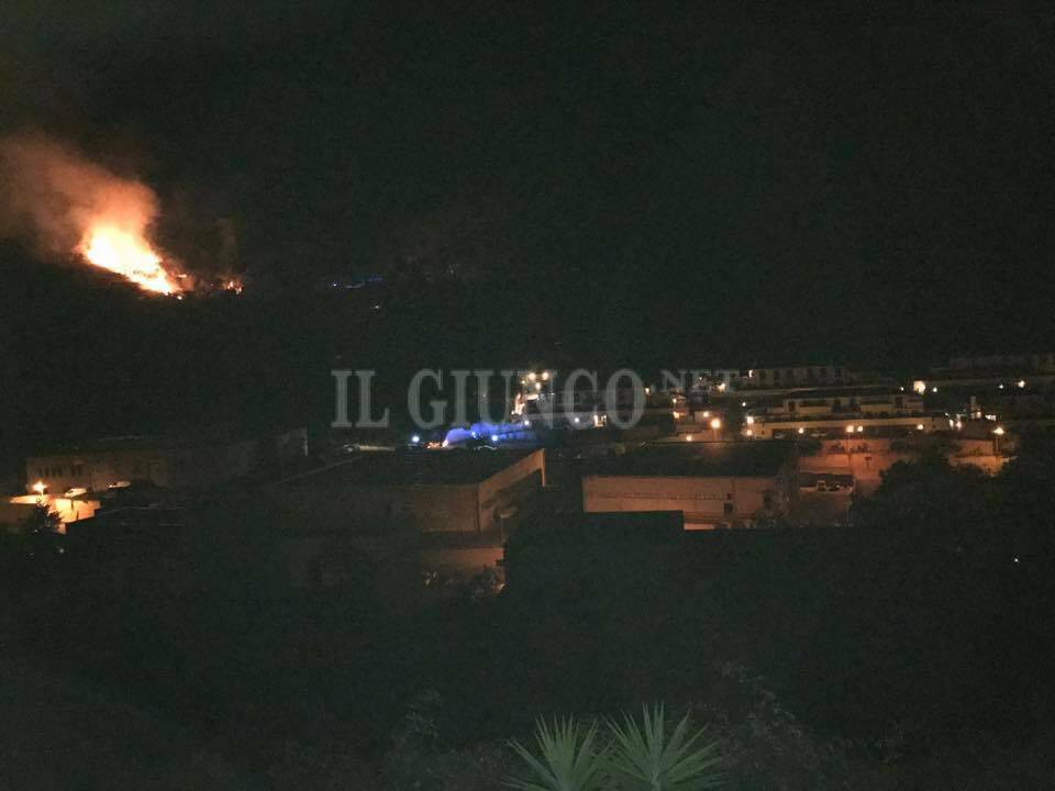 Incendio all’Argentario: il fronte del fuoco si sta allargando