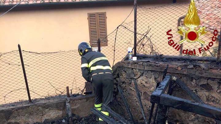 Incendio in città: fiamme nel giardino, brucia il ricovero delle bombole del gas