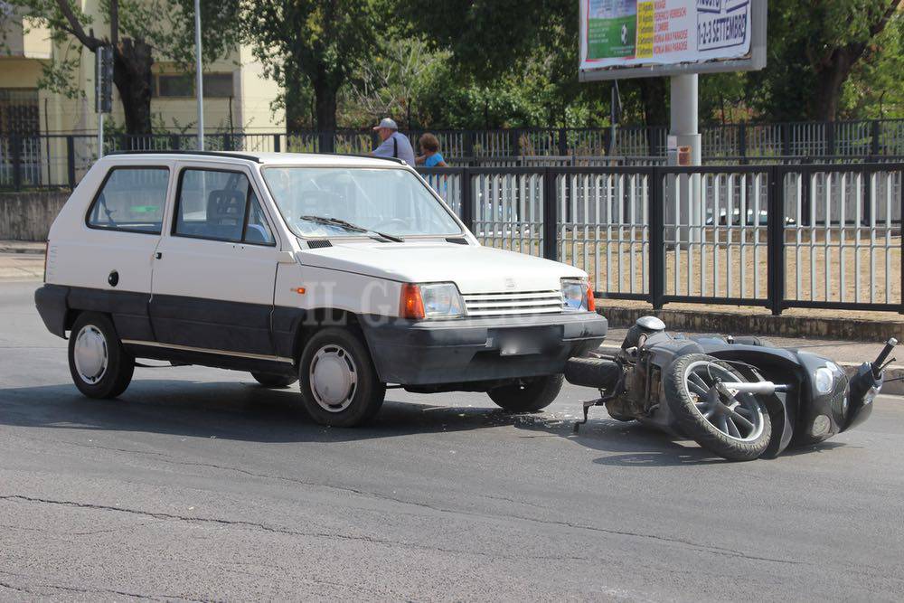 Incidente in città, scontro tra un’auto e uno scooter. Il motociclista portato in ospedale