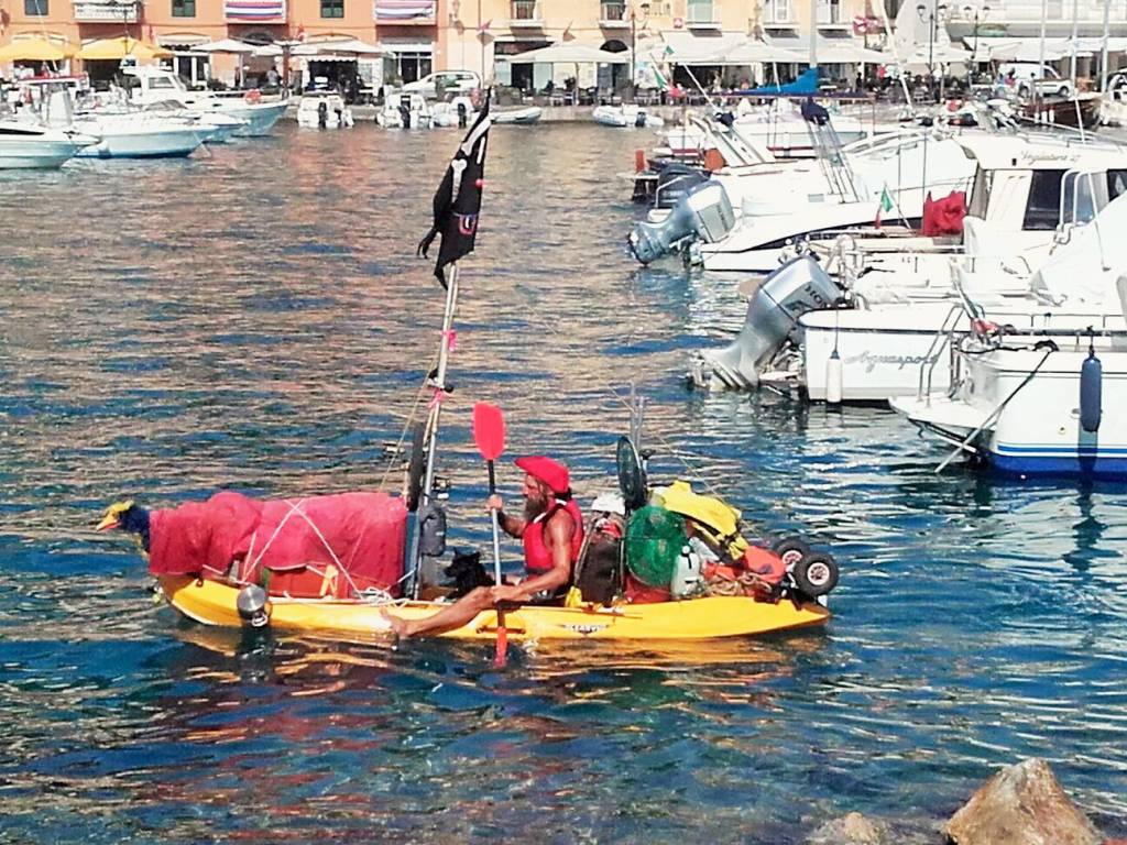 Pirati nel mare dell’Argentario: arrivano in canoa. Ecco la foto curiosa dell’estate. GUARDA