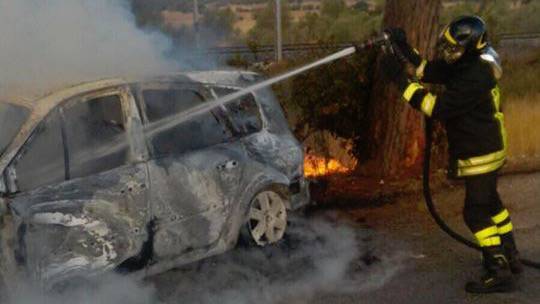 Auto distrutta dalle fiamme: paura sulla strada, due persone ferite