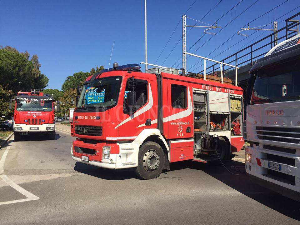 camion incastrato sotto il ponte