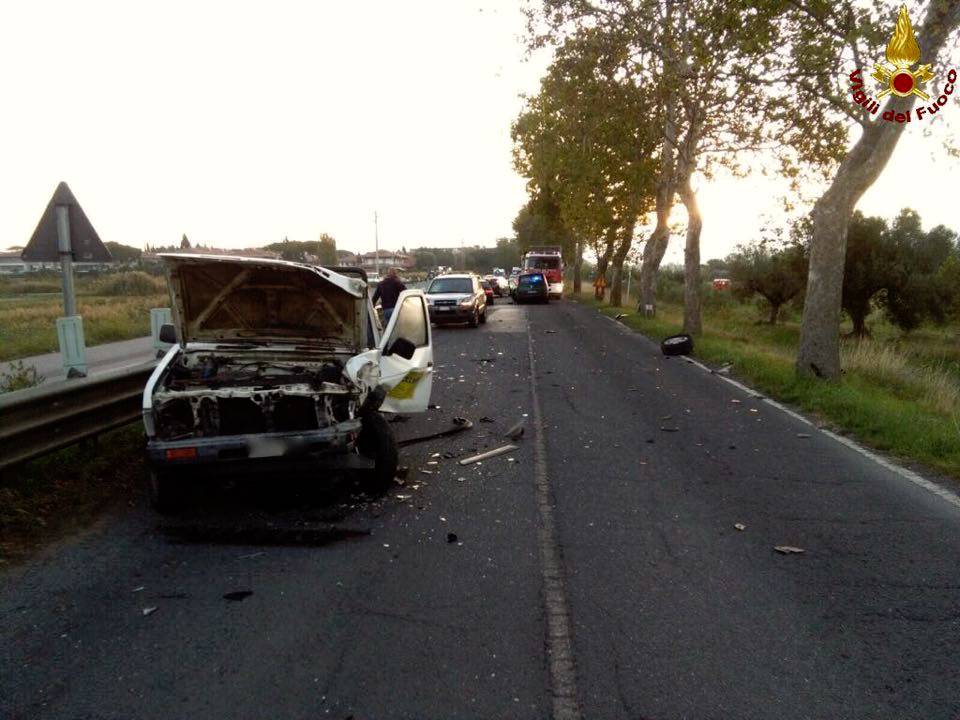 Incidente in città, tre auto distrutte. Traffico interrotto