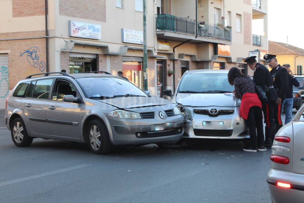 Incidente in città, una donna ferita nello scontro