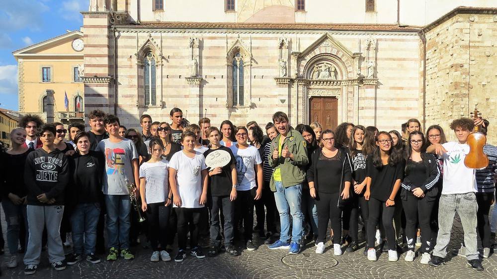 Flash mob in piazza: gli studenti del liceo musicale protestano contro i tagli