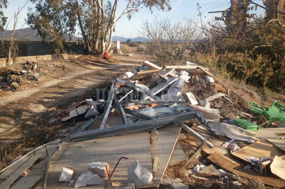 Degrado e una discarica dietro al monumento alla strage di San Leopoldo