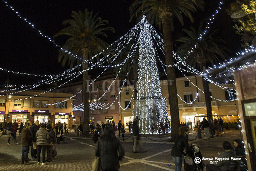 Una festa a Follonica per l’accensione delle luminarie di Natale