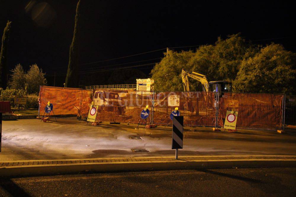 Si rompe la conduttura a Grosseto: strada chiusa in città. Potrebbe mancare l’acqua