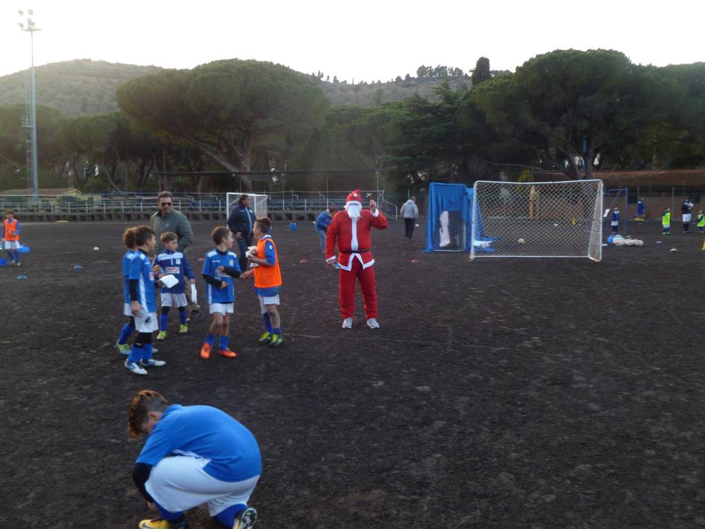 Festa per i giovani dell’Argentario Calcio:  in campo è arrivato Babbo Natale