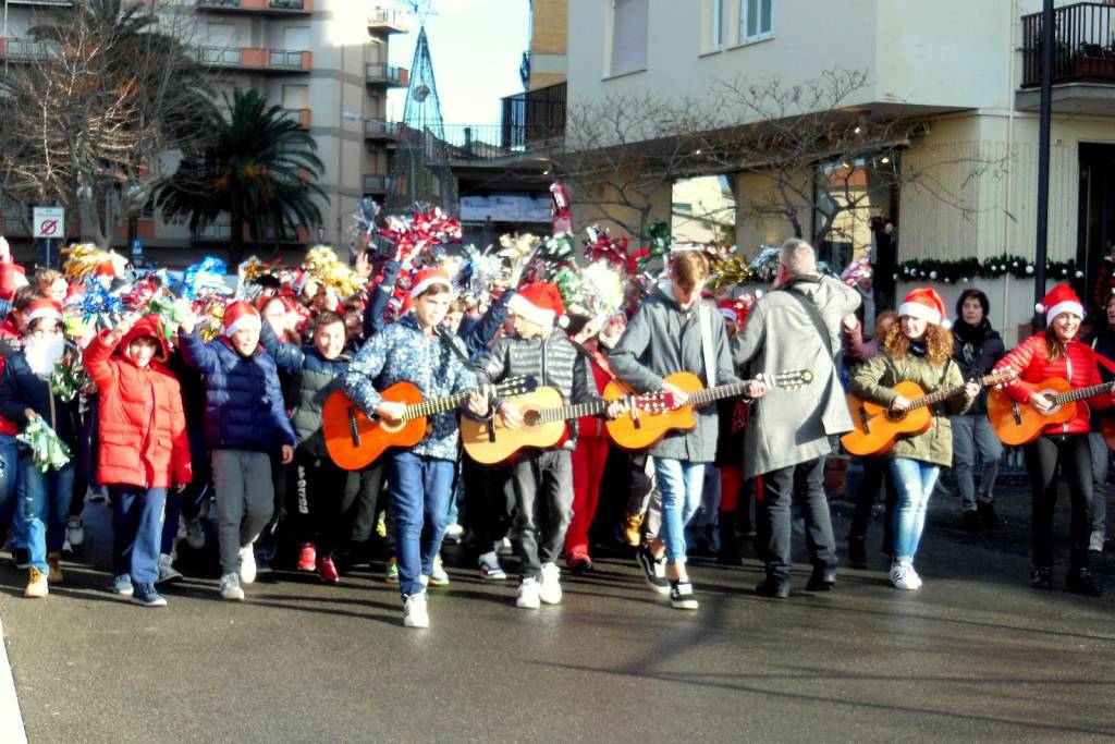 Buon Natale fuori dalla scuola: lo cantano gli studenti di Follonica