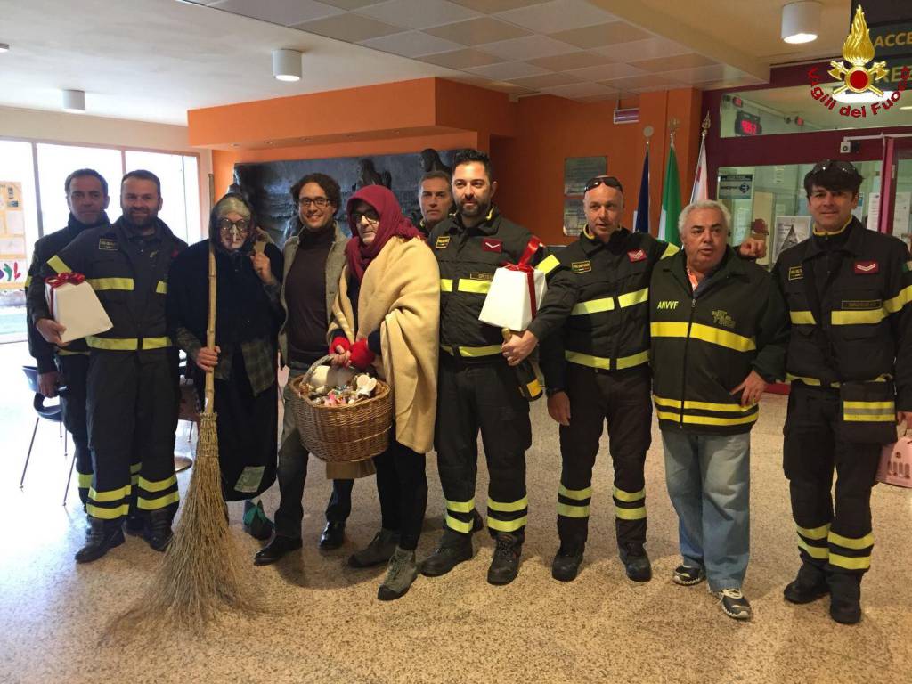 Con i vigili del fuoco la Befana è più dolce per i bambini della Pediatria