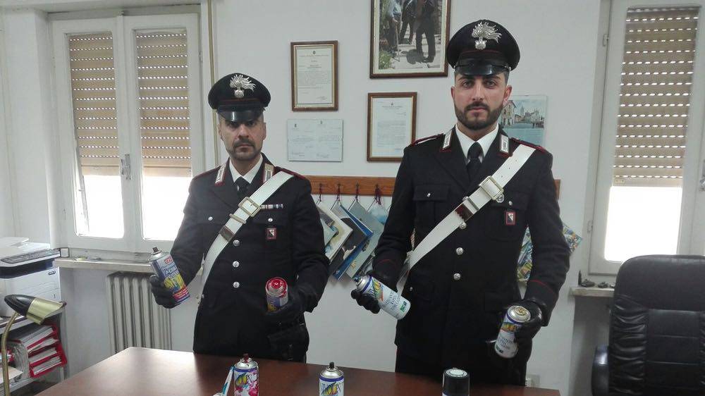 Imbrattano le mura del ‘400 con le bombolette spray. Sono tutti minorenni. Beccati