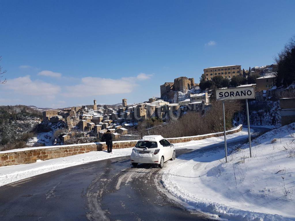 Strade ghiacciate e piene di neve nel comune di Sorano: scuole chiuse anche a Pitigliano