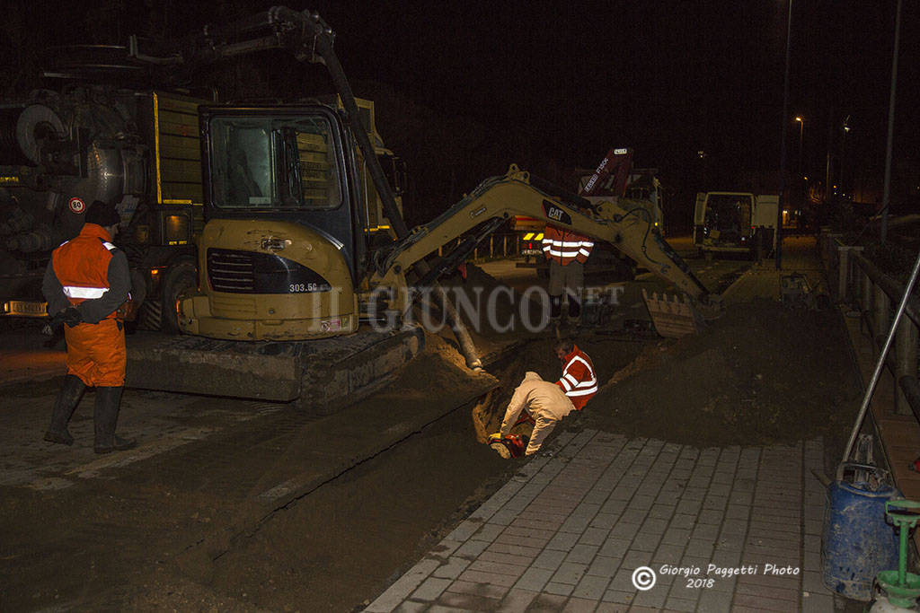 Si rompe una fogna e i liquami si riversano in strada