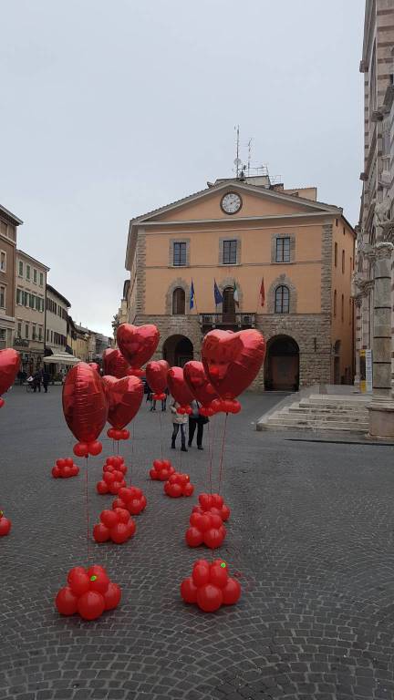 Sorpresa in centro: per San Valentino spuntano cuori rossi dappertutto