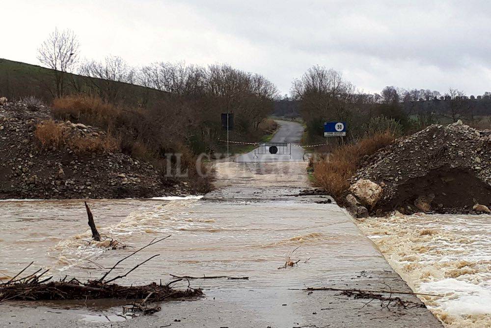 Piogge torrenziali nella notte, esonda il torrente e invade la carreggiata. Strada chiusa