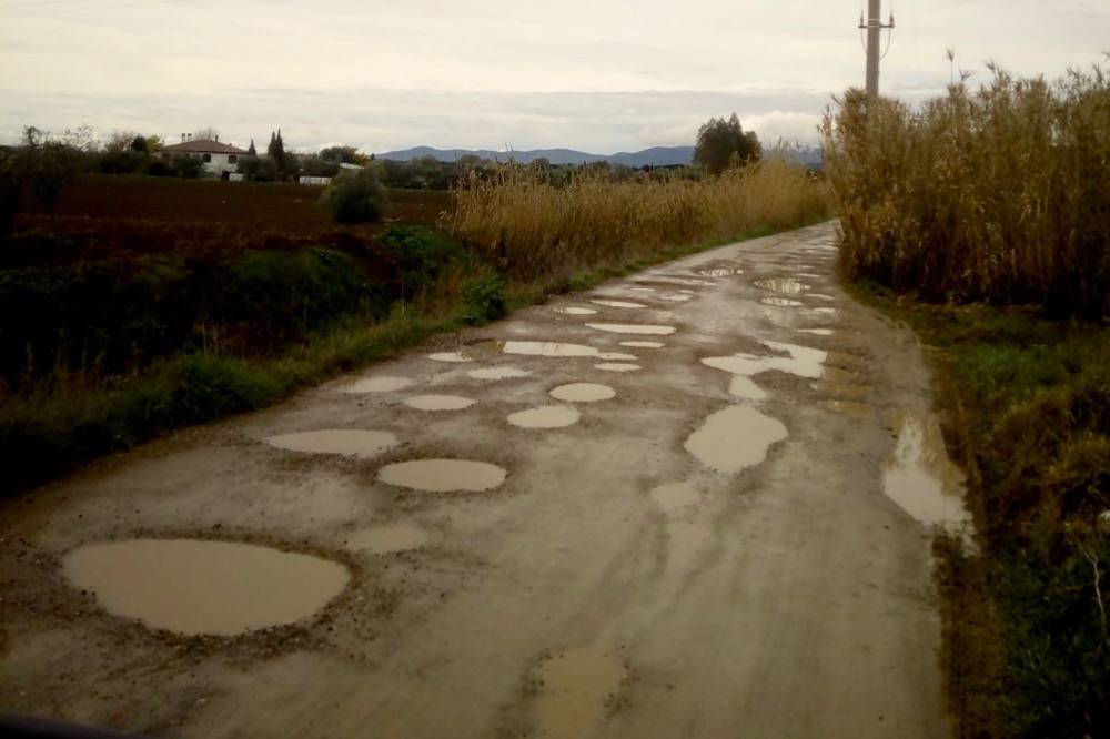 Mascagni: «La strada del fosso Beveraggio è piena di buche, pericolosa e quasi inagibile»