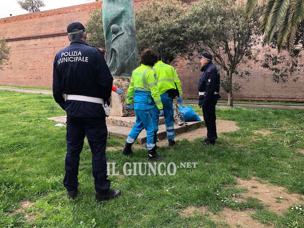 Dorme nel parco, soccorso dall’ambulanza e dalla Polizia municipale