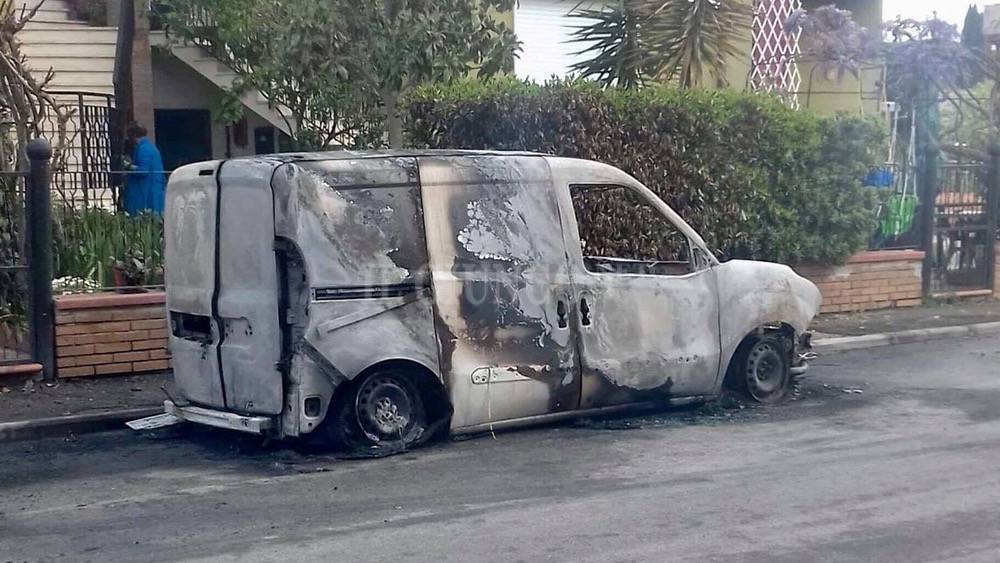 Tre furgoni in fiamme nella notte a Follonica e Scarlino. C’è l’ombra del piromane e forse di regolamento di conti