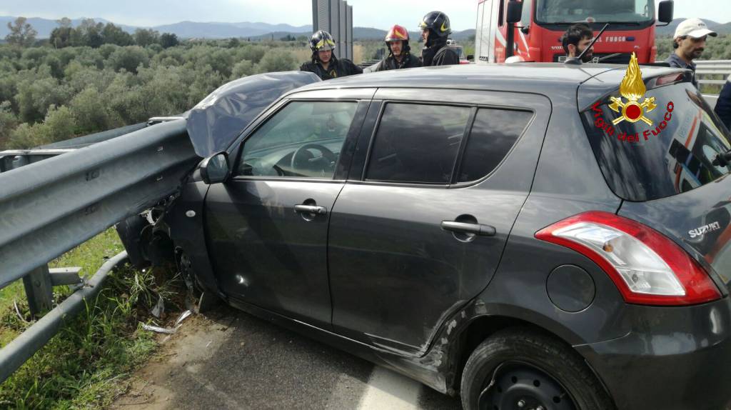 Automobile contro guardrail, sul posto Polizia Stradale, Vigili del Fuoco e 118