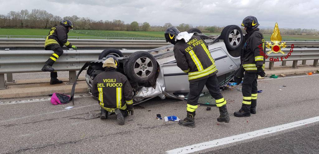 Sbatte nel guard rail e si ribalta: incidente sull’Aurelia. Uomo portato in ospedale