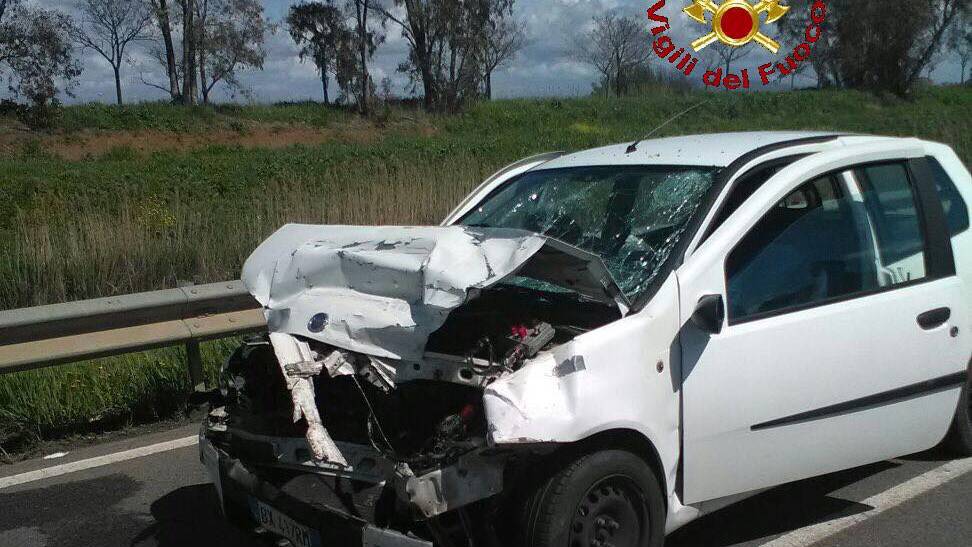 Scontro tra due auto: ragazza rimane incastrata nell’abitacolo. Strada bloccata