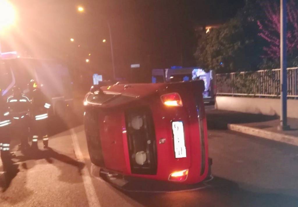 L’auto si ribalta in città. Ferita una ragazza di 20 anni