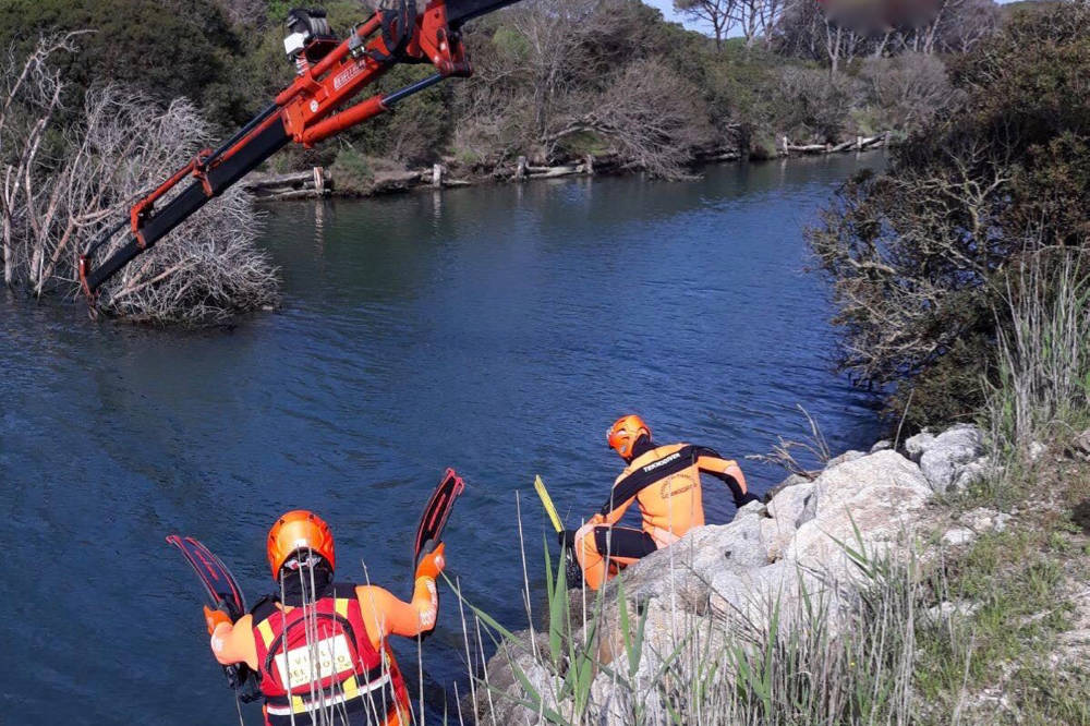 Due tronchi bloccano le acque della Laguna: intervento dei Vigili del fuoco