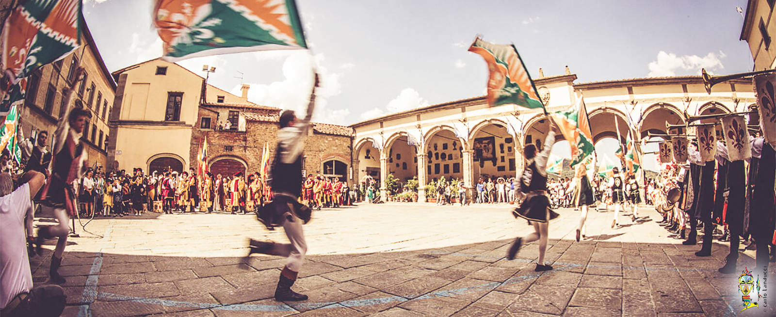 Pomeriggio storico al Valdichiana Outlet Village con il Terziere di Porta Fiorentina di Castiglion Fiorentino 