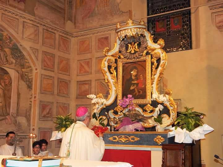 Il vescovo dona il rosario benedetto da Papa Frnacesco al santuario di Campagnatico