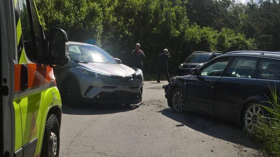 Frontale tra due auto: uomo trasportato in ospedale