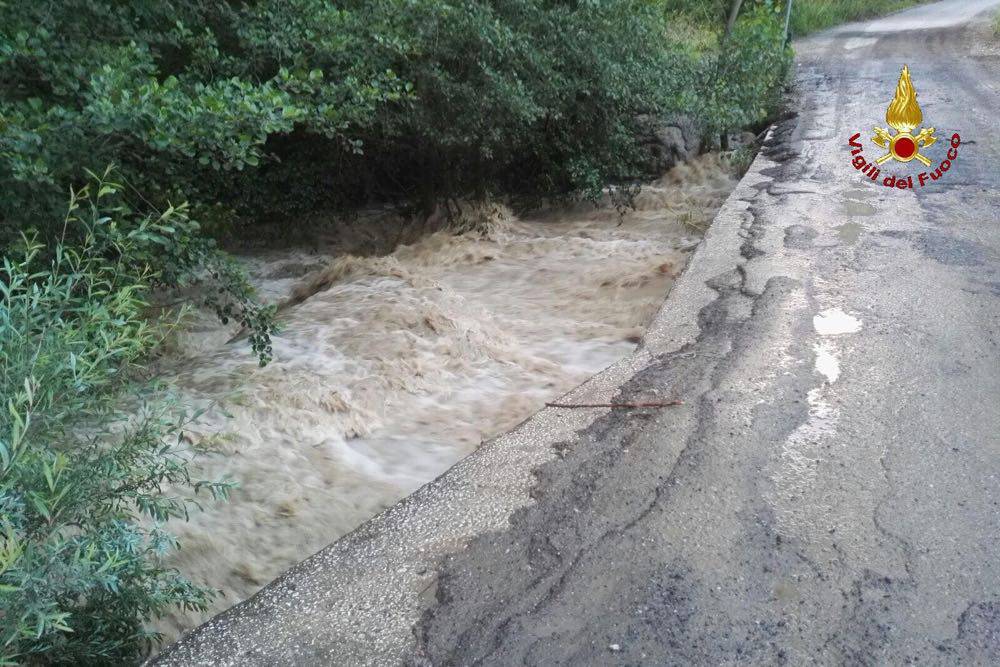 Maltempo, esonda il torrente invadendo la strada. Detriti sulla carreggiata