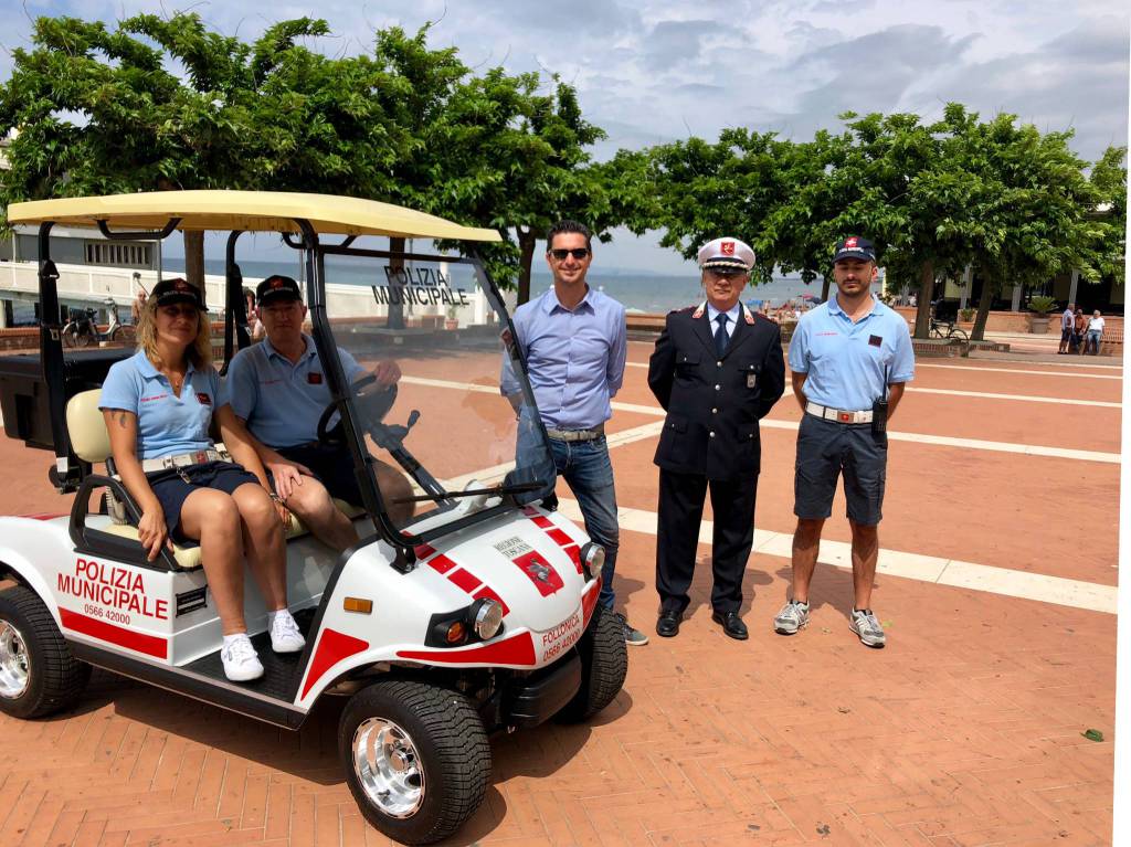 Sul lungomare e in pineta: in dotazione alla municipale anche l’auto elettrica