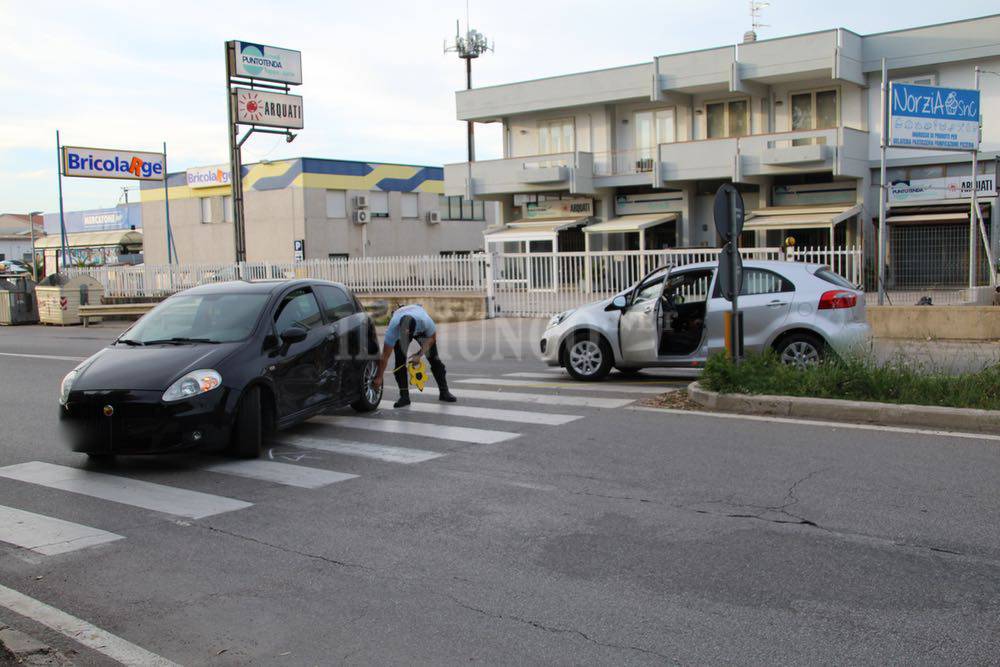 Scontro in città: incidente tra due auto. Traffico rallentato