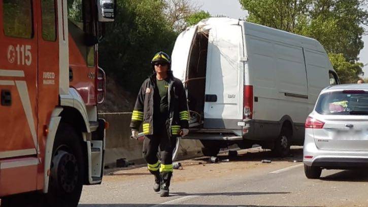 Si ribalta sull’Aurelia: incidente con un furgone. Vigili del fuoco in azione