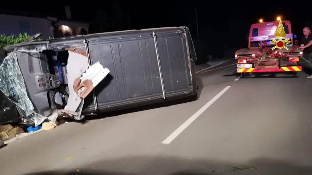 incidente nella notte: auto esce di strada e si ribalta. Grave in ospedale con Pegaso