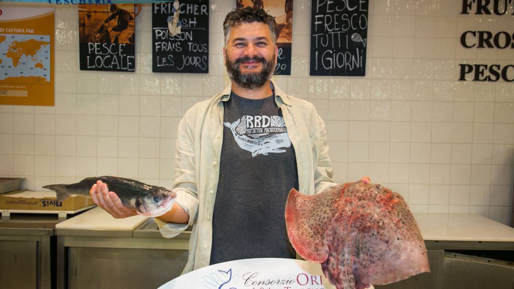 Pesce fresco di giornata a chilometro zero nei Conad di Grosseto con il pescato di tramaglio dei Fratelli Manno