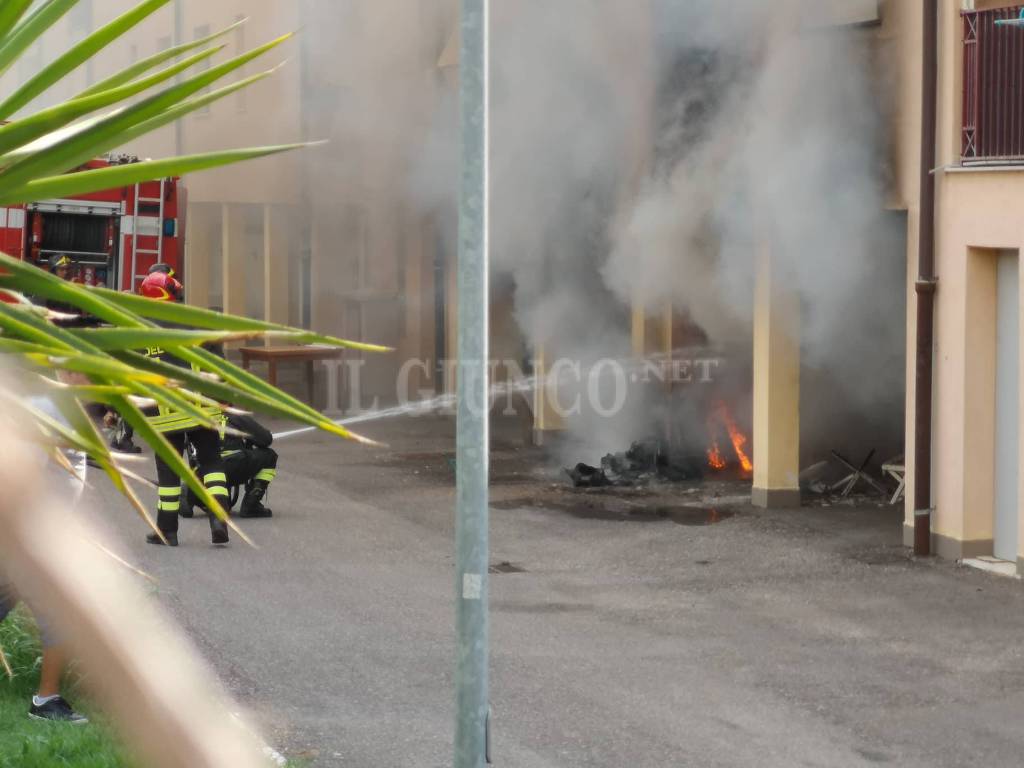 Incendio in città: fiamme nel garage, vigili in azione