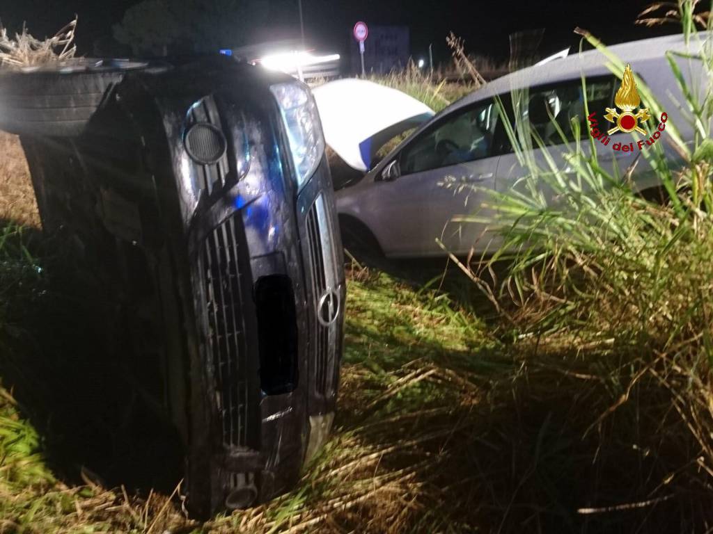 Incidente nella notte: due auto finiscono fuoristrada