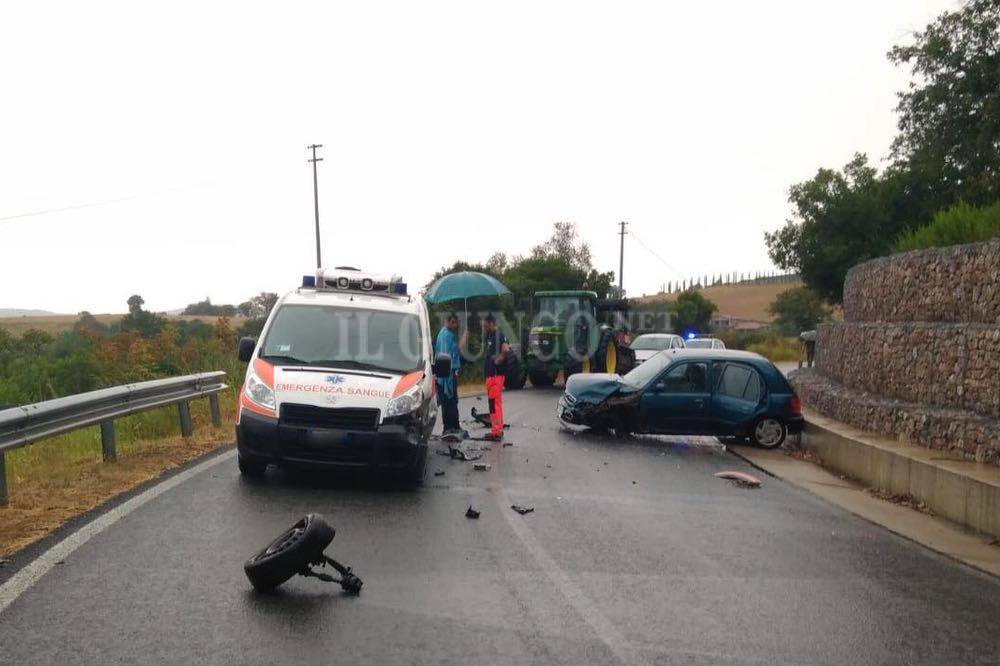 Scontro tra un’auto e un furgone per il trasporto del sangue: traffico rallentato