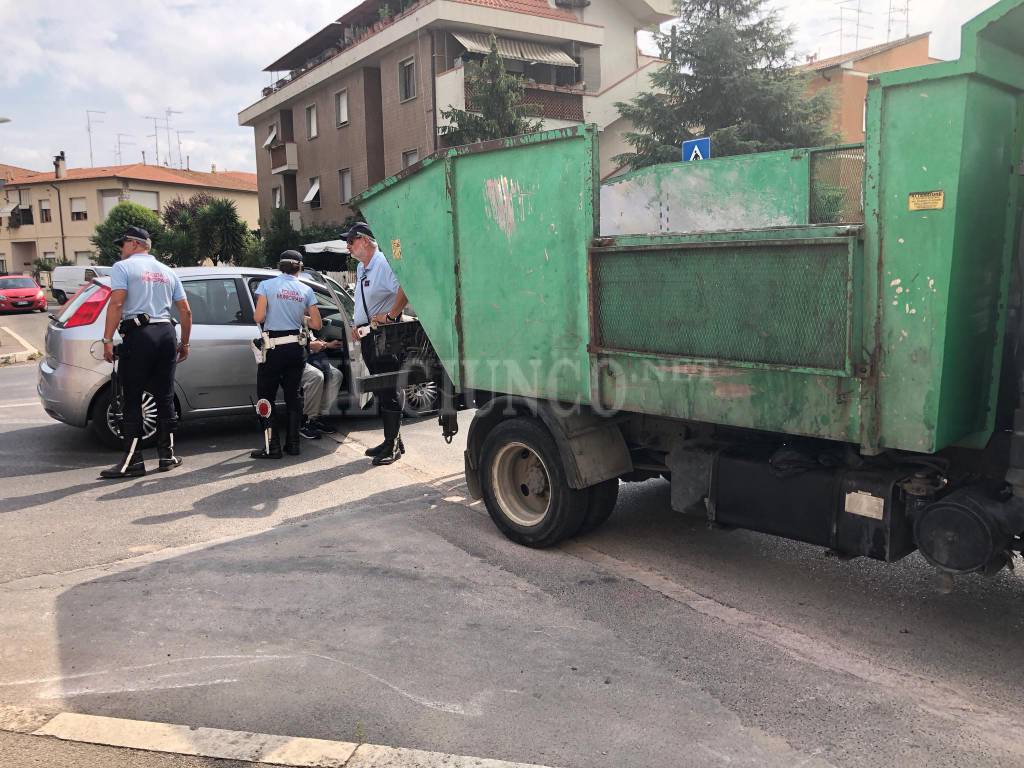 Incidente in città sett 18 camion spazzatura