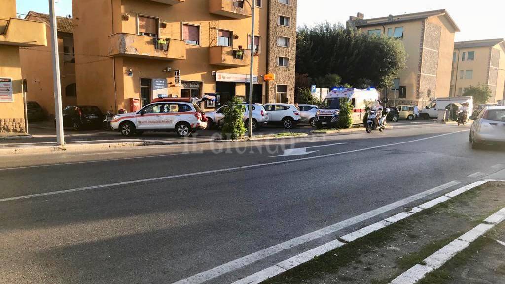 Malore in strada: si sente male mentre cammina, in corso l’intervento del 118