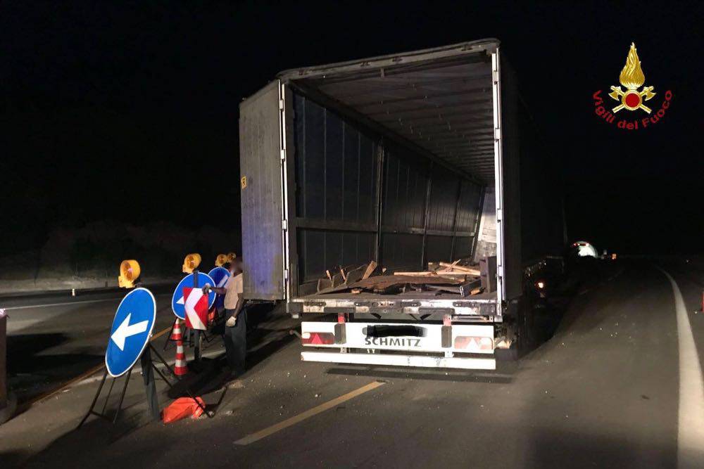 Incidente stradale: camion perde dal cassone due bobine di cavi elettrici