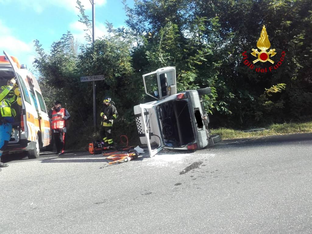 Auto sbanda e si ribalta: due donne ferite