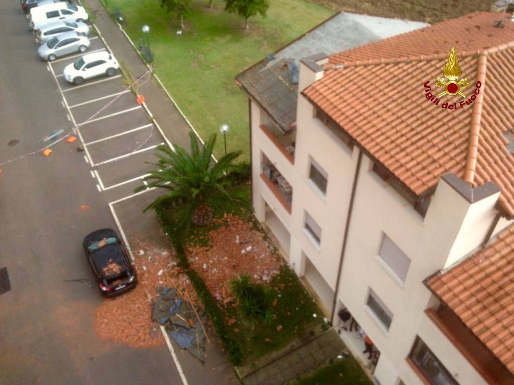 Maltempo: un albero cade su una casa. Spazzate via le tegole di cinque palazzi