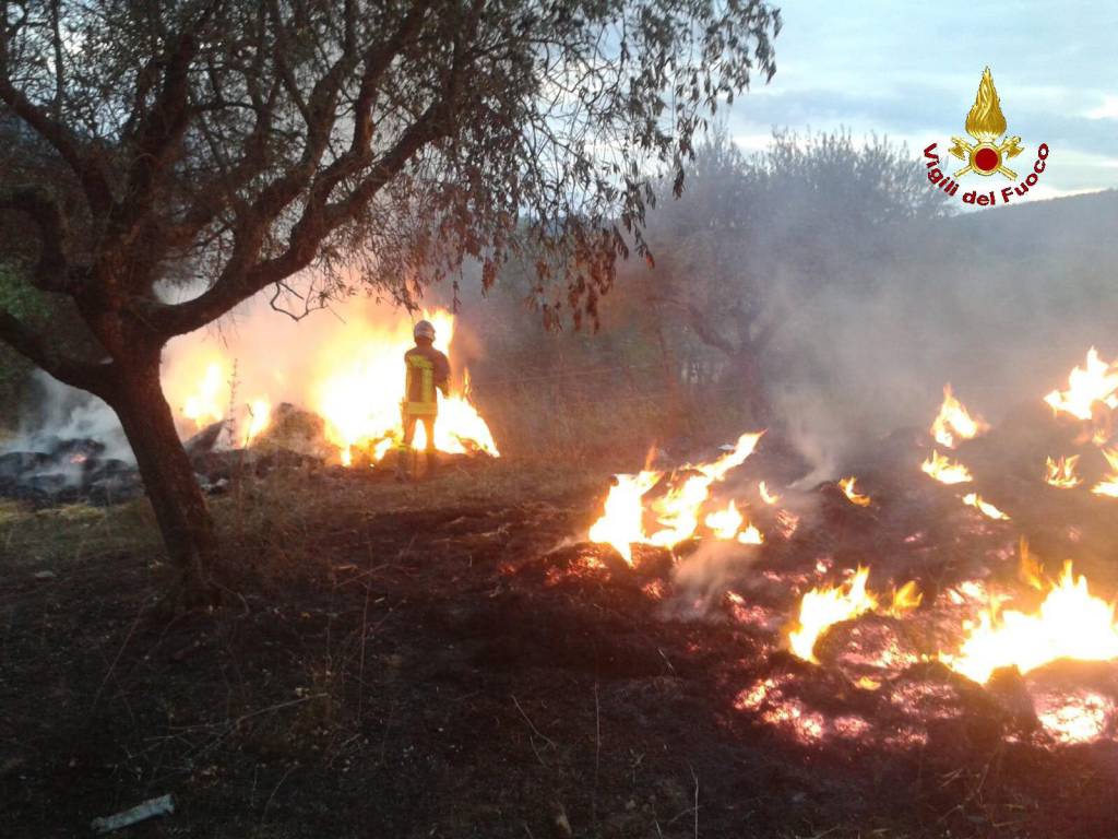 50 rotoballe a fuoco: i Vigili del fuoco hanno lavorato tutta la notte