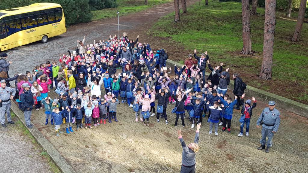 Gli studenti in gita nelle riserve naturali per piantare i pini: così si celebra la “Festa dell’Alberi”