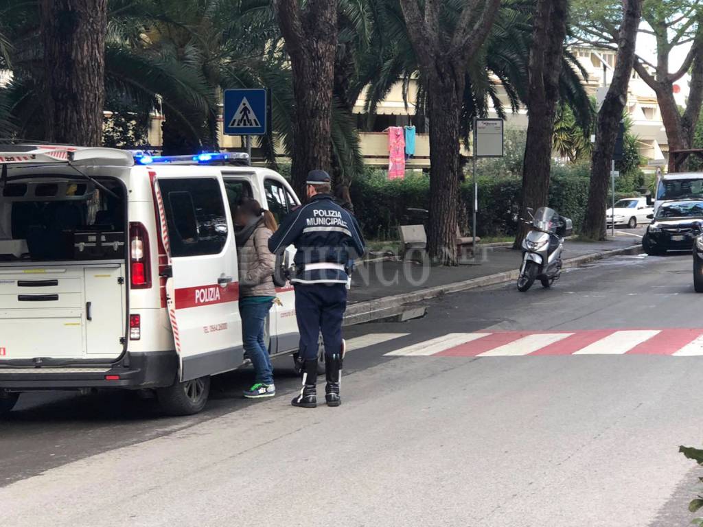 Incidente stradale in città: scontro tra auto e scooter