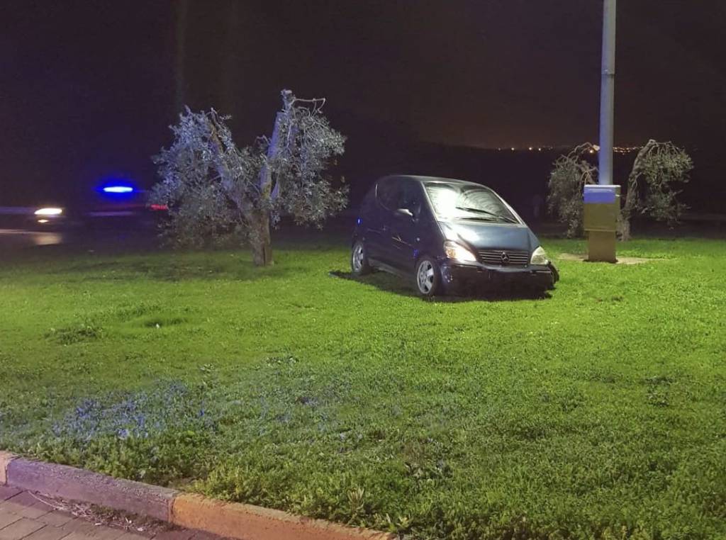 Fuori strada con l’auto che finisce sulla rotonda: due donne ferite