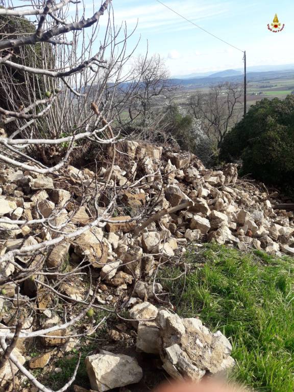 Crollo in paese, muro frana sulla strada: un’abitazione è inagibile e scatta il divieto d’accesso